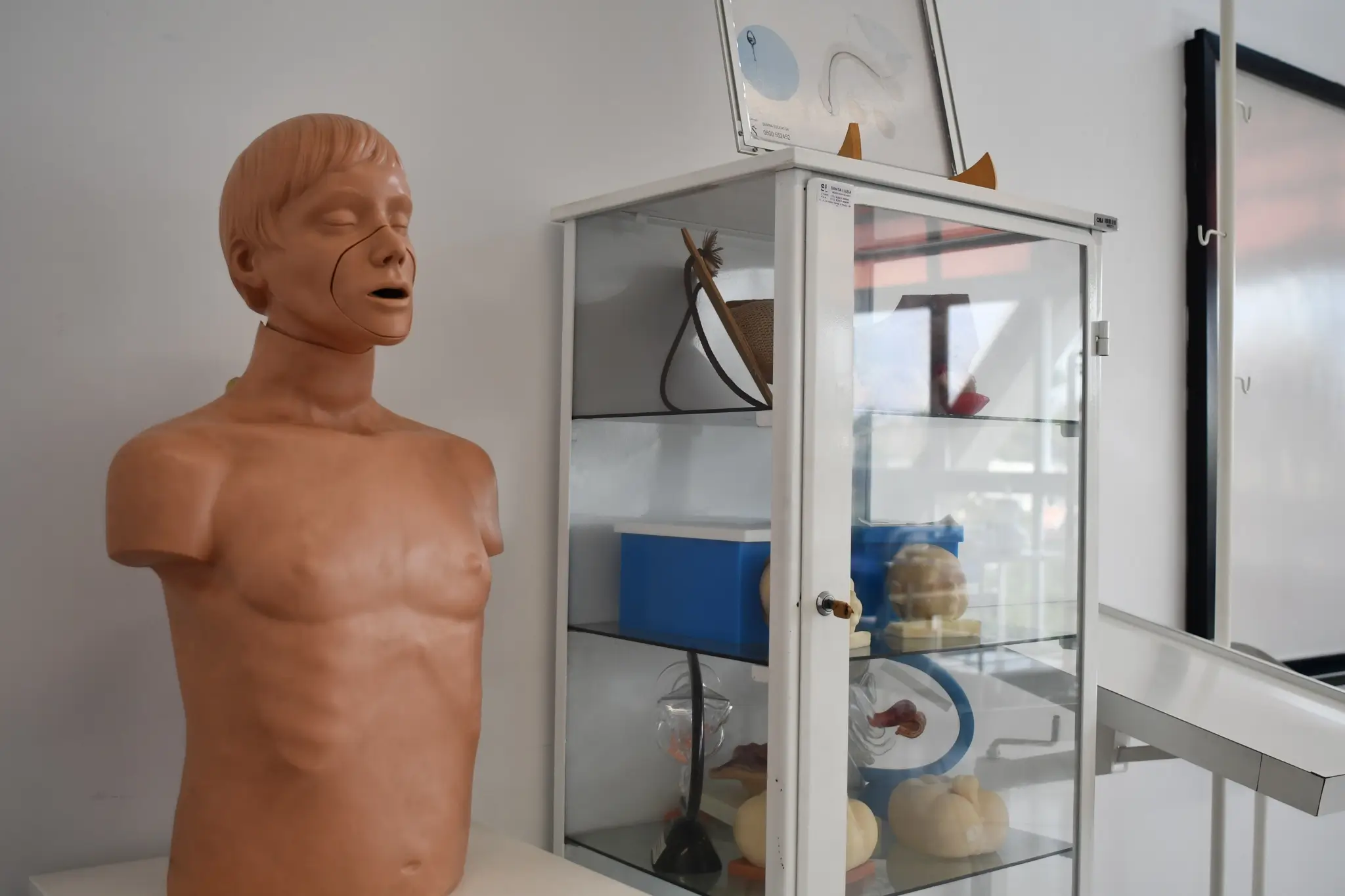Laborat&oacute;rio de enfermagem com práticas de t&eacute;cnicas e procedimentos de cuidado