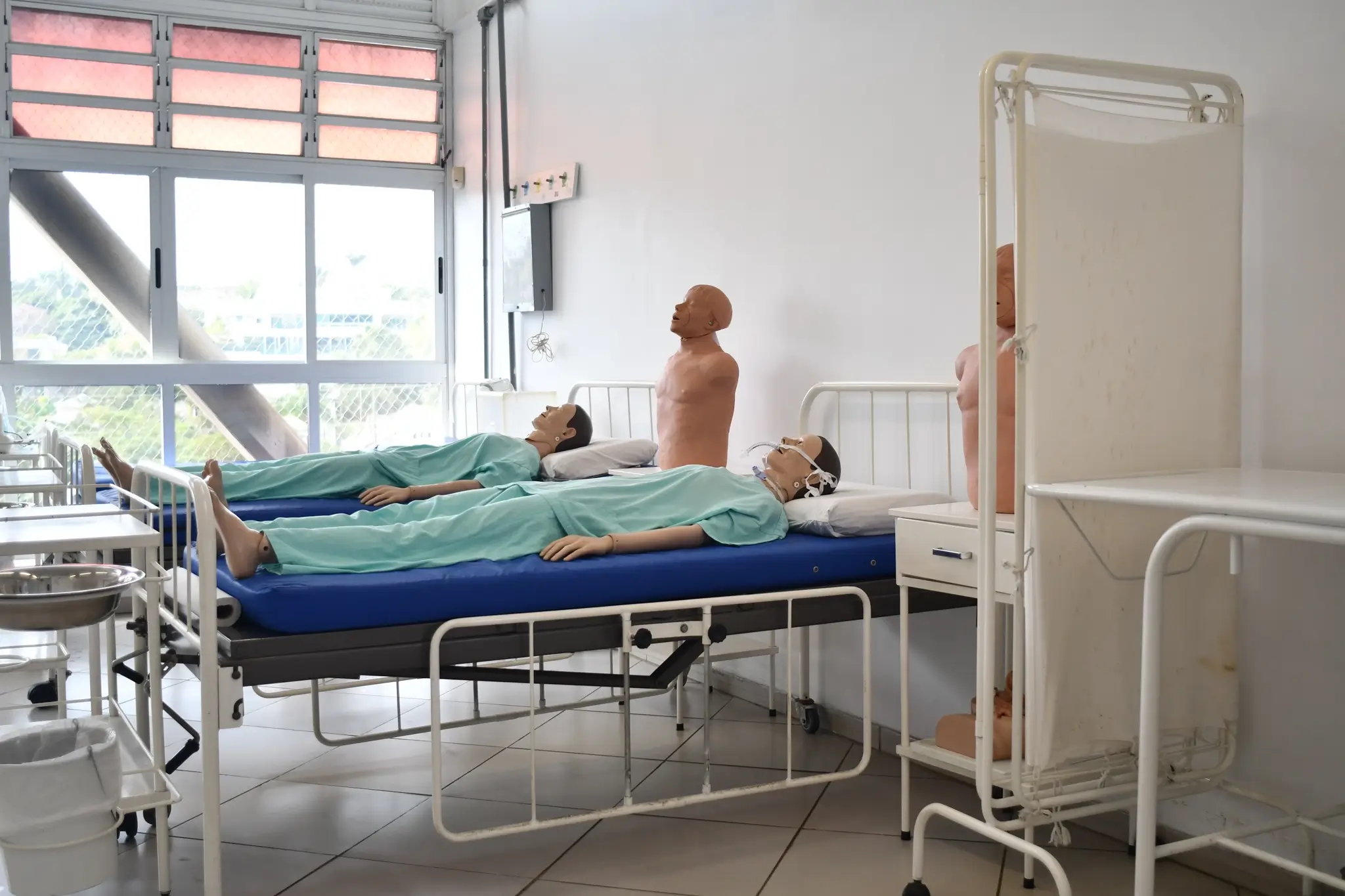 Simula&ccedil;&atilde;o cl&iacute;nica com estudante de enfermagem em cenário de atendimento