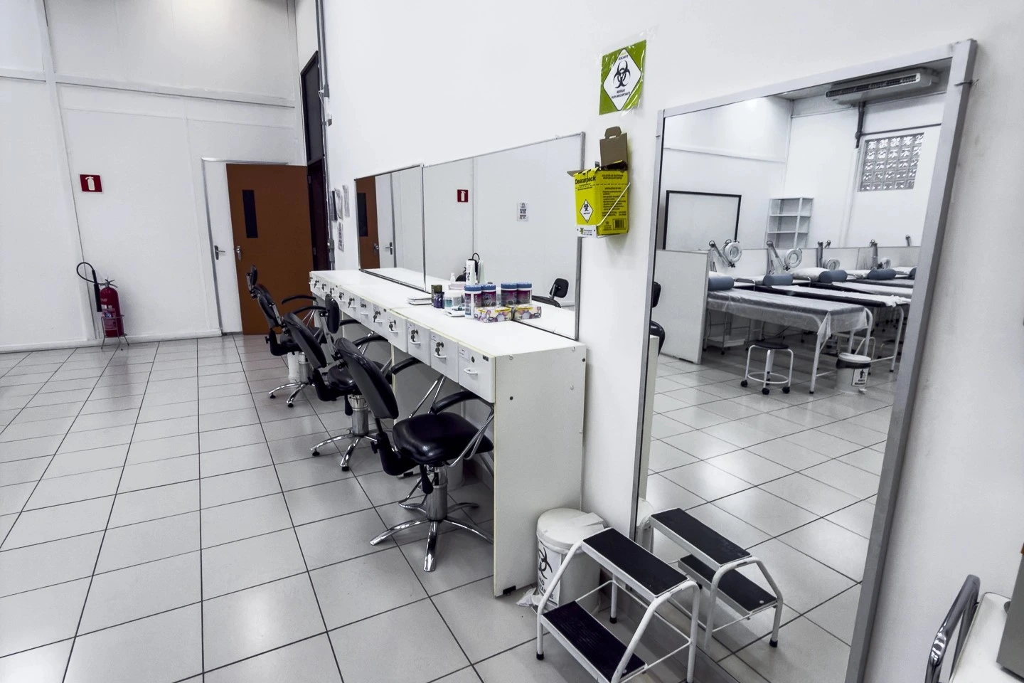Aluna realizando tratamento estético facial em laboratório de estética