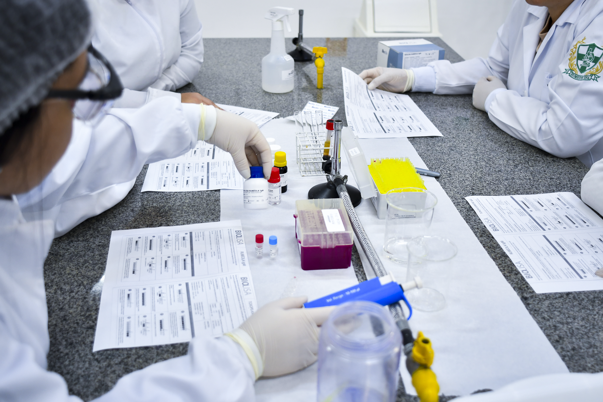 Aula prática em laborat&oacute;rio de biologia