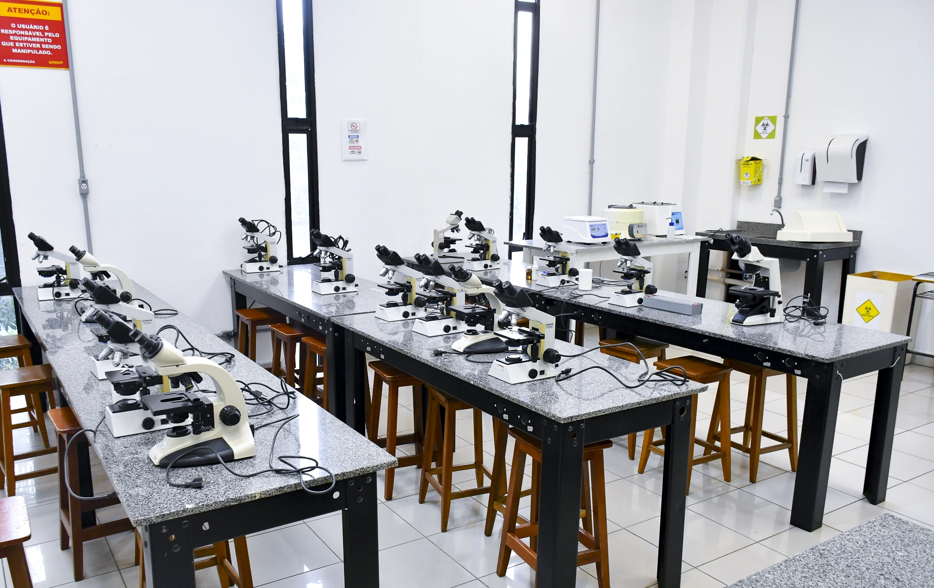 Microsc&oacute;pio e material de laborat&oacute;rio para estudos biol&oacute;gicos
