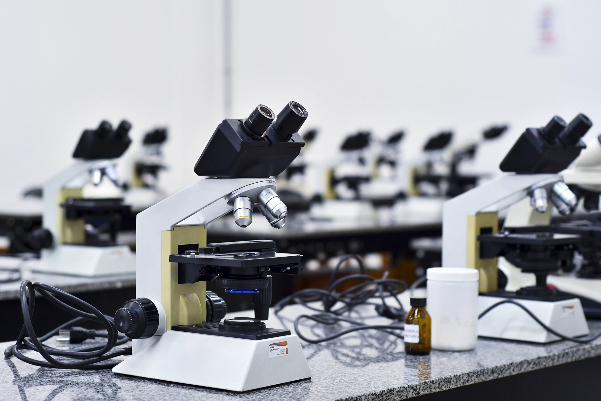 Laborat&oacute;rio com estrutura para aulas práticas de Ci&ecirc;ncias Biol&oacute;gicas